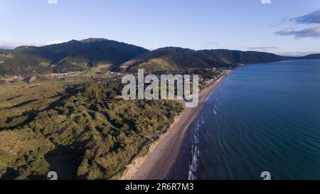 Vue aérienne du parc Queen Elizabeth en direction du sud vers Paekakariki à Kapiti, Nouvelle-Zélande Banque D'Images