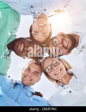 GROUPE DE STAGIAIRES MULTINATIONAUX SOURIANT Banque D'Images