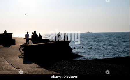 touristes en silhouette, ville balnéaire de la baie de herne, île de thanet, kent est, royaume-uni juin 2023 Banque D'Images