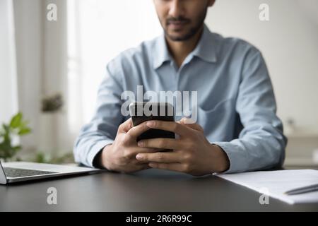 Gros plan sur le téléphone portable entre les mains d'un homme d'affaires Banque D'Images