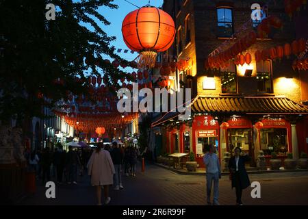Lanternes chinoises rouges et jaunes surplombant une rue de China Town, Londres, Royaume-Uni 2023 Banque D'Images