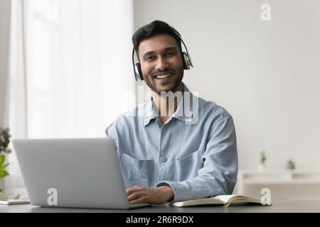 Joyeux jeune Indien professionnel homme d'affaires, opérateur, portrait de client Banque D'Images