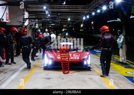 311 DERANI Luis Felipe (BRA), SIMS Alexander (gbr), AITKEN Jack (gbr), action Express Racing, Cadillac V-Series.R, Pitlane pendant les 24 heures du Mans 2023 sur le circuit des 24 heures du Mans de 10 juin à 11, 2023 au Mans, France - photo: Joao Filipe/DPPI/LiveMedia Banque D'Images