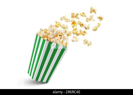 Pop-corn sortant d'une boîte de papier à rayures blanches vertes isolée sur fond blanc avec espace pour les copies. Éclaboussures, lévitation de grains de maïs soufflé. Banque D'Images