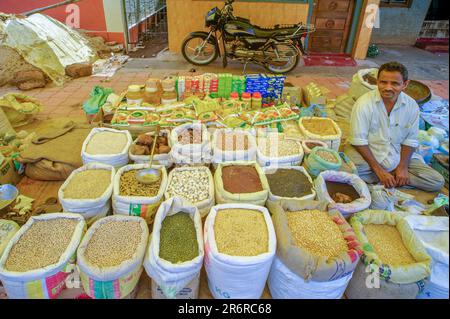 06 04 2014 marché de village ancien style ancien, Banavasi, Sirsi, Uttara Kannada, Karnataka, Inde, Asie. Banque D'Images