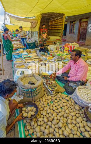 06 04 2014 marché de village ancien style ancien, Banavasi, Sirsi, Uttara Kannada, Karnataka, Inde, Asie. Banque D'Images