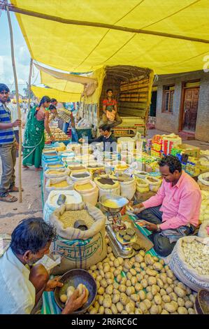 06 04 2014 marché de village ancien style ancien, Banavasi, Sirsi, Uttara Kannada, Karnataka, Inde, Asie. Banque D'Images