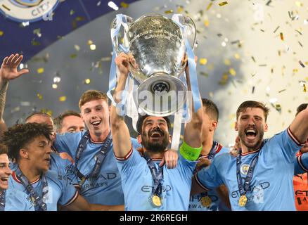 Istanbul, Turquie. 11th juin 2023. Football : Ligue des Champions, Manchester City - Inter Milan, finale, finale, au stade olympique Ataturk. Ilkay Gündogan (M) se réjouit du trophée lors de la cérémonie de remise des prix. Crédit : Robert Michael/dpa/Alay Live News Banque D'Images