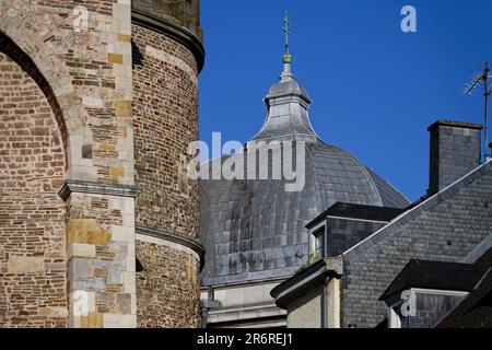 détails de la maçonnerie de la cathédrale d'aix-la-chapelle lors d'une journée ensoleillée contre un ciel bleu Banque D'Images