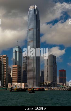 International Finance Centre Two (IFC2), avec une pointe courbée, atteignant une hauteur de 420 mètres (1 378 pieds) et éclipsant ses voisins dans Central District, le cœur des affaires et des banques de Hong Kong, en Chine. Cette image a été prise en décembre 2006. Banque D'Images