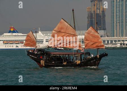 «Dukling», une jonque chinoise traditionnelle construite à Macao, autrefois utilisée pour la pêche et maintenant fournissant des excursions en bateau pour les touristes, dans le port de Victoria, Hong Kong, Chine, en décembre 2006 Banque D'Images