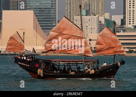 «Dukling», un bateau à voile rouge traditionnel chinois dans le port de Victoria, à Hong Kong, en Chine, en décembre 2006, peu après avoir été achetée par la société Detours et a commencé à transporter des passagers privés, commerciaux et d'entreprise. Aujourd'hui, Dukling est le seul bateau chinois antique à voile à Hong Kong. Banque D'Images
