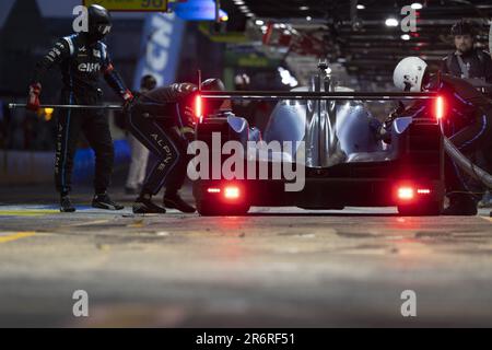 36 VAXIVIERE Matthieu (FRA), CANAL Julien (FRA), MILESI Charles (FRA), Alpine Elf Team, Oreca 07 - Gibson, action pitlane at Night ALPINE Elf Team pitlane HARTHT Ahmad (omn), ORT par TGG, Aston Martin Vantage AMR, Portrait pendant les 24 heures du Mans 2023 sur le circuit des 24 heures du Mans de 10 juin à 11, 2023 au Mans, France - photo: Paul Vaicle/DPPI/LiveMedia Banque D'Images