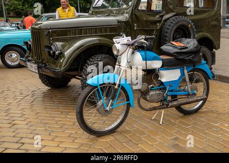 Sofia, Bulgarie - 10 juin 2023: Défilé rétro vieille voiture ou voiture vintage, moto Balkans MK50 Banque D'Images