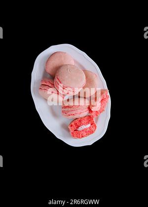 Une assiette blanche avec une sélection de cinq délicieux petits gâteaux fraîchement cuits Banque D'Images