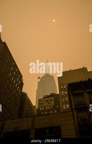 L'Empire State Building pendant la qualité dangereuse de l'air à New York causée par les feux de forêt canadiens, 7 juin 2023. Banque D'Images