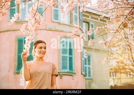 Portrait de printemps extérieur d'une jeune fille de 18-20 ans posant dans une ville Banque D'Images