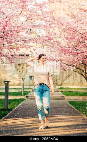 Portrait de printemps extérieur d'une jeune fille de 18-20 ans posant dans une ville Banque D'Images