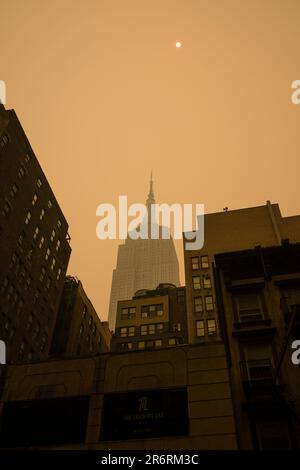 L'Empire State Building pendant la qualité dangereuse de l'air à New York causée par les feux de forêt canadiens, 7 juin 2023. Banque D'Images