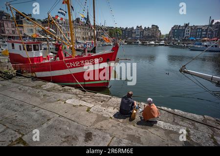 Honfleur Normandie France juin 2023 vu ici le Vieux Port et les cafés et bars. Honfleur est une commune française, située dans le département du Calvados et la région Nord-Ouest Banque D'Images