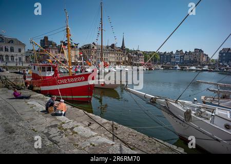 Honfleur Normandie France juin 2023 vu ici le Vieux Port et les cafés et bars. Honfleur est une commune française, située dans le département du Calvados et la région Nord-Ouest Banque D'Images