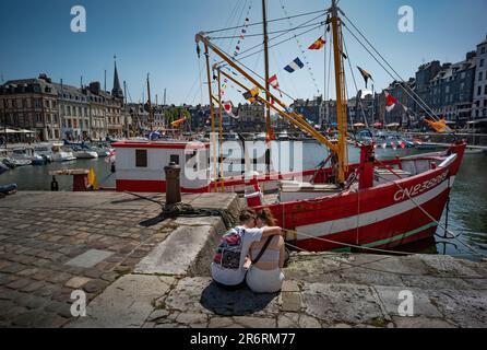 Honfleur Normandie France juin 2023 vu ici le Vieux Port et les cafés et bars. Honfleur est une commune française, située dans le département du Calvados et la région Nord-Ouest Banque D'Images