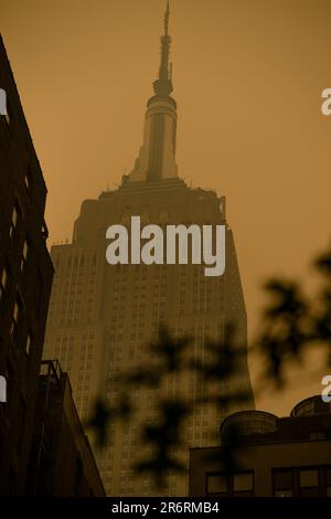 L'Empire State Building pendant la qualité dangereuse de l'air à New York causée par les feux de forêt canadiens, 7 juin 2023. Banque D'Images