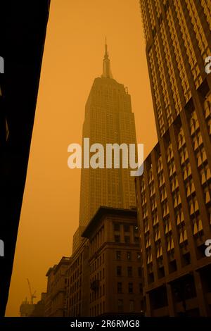 L'Empire State Building pendant la qualité dangereuse de l'air à New York causée par les feux de forêt canadiens, 7 juin 2023. Banque D'Images