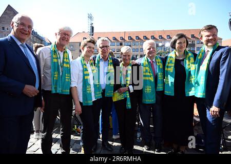 11 juin 2023, Bavière, Nuremberg: De nombreux invités d'honneur ont assisté au service de fermeture du Kirchentag protestant allemand de 38th sur la place principale du marché de Nuremberg. Parmi eux figurent le ministre bavarois de l'intérieur Joachim Herrmann (à gauche), l'évêque de l'Église évangélique luthérienne de Bavière Heinrich Bedford-Strohm (2nd de gauche), le président du Congrès de l'Église Thomas de Maizière (4th de gauche), l'ancien président allemand Joachim Gauck (3rd de droite), Le Secrétaire général du Congrès de l'Eglise protestante allemande de 38th Kristin Jahn (2nd de droite) et le Maire de Nuremberg Markus König (ri Banque D'Images