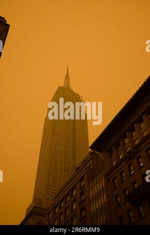 L'Empire State Building pendant la qualité dangereuse de l'air à New York causée par les feux de forêt canadiens, 7 juin 2023. Banque D'Images