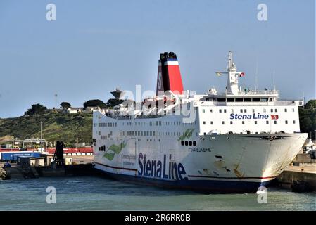 Rosslare Harbour photographié arrivant sur les ferries irlandais Blue Star 1, STENA EUROPE et SEATRUCK PANORAMA sont amarrés, des chalutiers de pêche à quai Banque D'Images