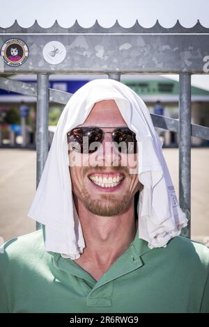 LANDGRAAF - les fans attendent des heures dans la chaleur à la porte devant Bruce Springsteen et le concert du groupe E Street au Megaland Grounds. Le concert fait partie de la visite du stade avec laquelle « le patron » voyage à travers l'Europe. ANP MARCEL VAN HOORN pays-bas - belgique sortie Banque D'Images