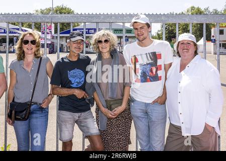 LANDGRAAF - les fans attendent des heures dans la chaleur à la porte devant Bruce Springsteen et le concert du groupe E Street au Megaland Grounds. Le concert fait partie de la visite du stade avec laquelle « le patron » voyage à travers l'Europe. ANP MARCEL VAN HOORN pays-bas - belgique sortie Banque D'Images