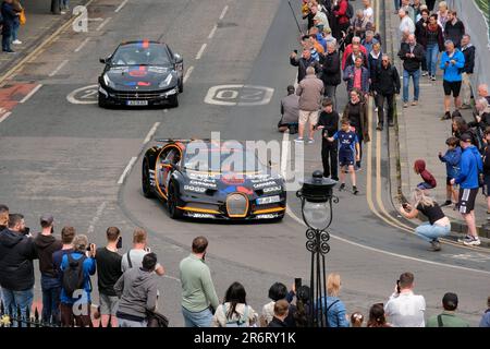 Édimbourg, Écosse, Royaume-Uni. 11th juin 2023. Le drapeau annuel du rallye Gumball 3000 24th est déposé aujourd'hui à George Street et les voitures partent pour la prochaine destination arrêt Londres. Une gamme de plus de 100 voitures, des classiques personnalisés aux hypercars futuristes, en voiture depuis ÉDIMBOURG – LONDRES – AMSTERDAM – VERBIER – VENISE – BUDAPEST – PORTO MONTÉNÉGRO. Présence de célébrités, de superstars des médias sociaux et d'influenceurs. Sur le monticule. Crédit : Craig Brown/Alay Live News Banque D'Images