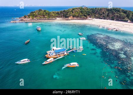 Vue aérienne du ferry, bateau à grande vitesse ancré avec plongée en apnée touristique avec récif de corail dans la mer tropicale pendant les vacances d'été Banque D'Images