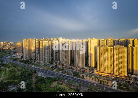 Le lever du soleil brille sur les bâtiments résidentiels de Chengdu. Banque D'Images