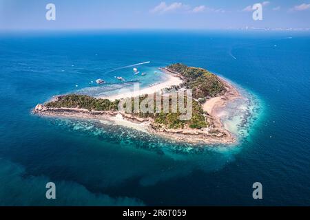 Panorama vue aérienne de la belle plage tropicale de mer avec bateau ancré et touriste jouant des sports nautiques en été à Koh Larn, Chonburi, Banque D'Images