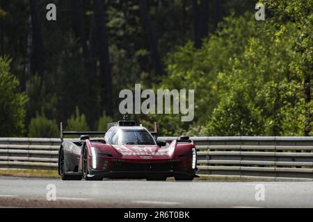 311 DERANI Luis Felipe (BRA), SIMS Alexander (gbr), AITKEN Jack (gbr), action Express Racing, Cadillac V-Series.R, Action pendant les 24 heures du Mans 2023 sur le circuit des 24 heures du Mans de 10 juin à 11, 2023 au Mans, France - photo: Florent Gooden/DPPI/LiveMedia Banque D'Images