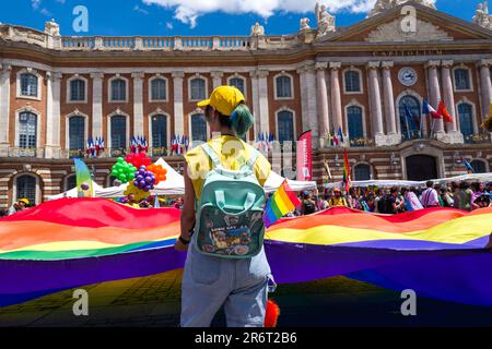 Le drapeau géant multicolore à la place du Capitole. PRIDE Toulouse, la Marche de la fierté de Toulouse 28th, pour marquer le 10th anniversaire de la loi « le pays pour tous ». France, Toulouse le 10 juin 2023. Photo de Patricia Huchot-Boissier/ABACAPRESS.COM Banque D'Images