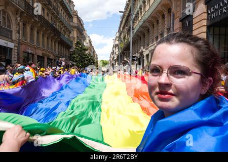 Le drapeau multicolore géant dans les rues du centre-ville de Toulouse. PRIDE Toulouse, la Marche de la fierté de Toulouse 28th, pour marquer le 10th anniversaire de la loi « le pays pour tous ». France, Toulouse le 10 juin 2023. Photo de Patricia Huchot-Boissier/ABACAPRESS.COM Banque D'Images