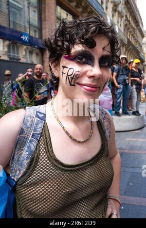 Une jeune femme avec des hommes libres écrit sur son visage. PRIDE Toulouse, la Marche de la fierté de Toulouse 28th, pour marquer le 10th anniversaire de la loi « le pays pour tous ». France, Toulouse le 10 juin 2023. Photo de Patricia Huchot-Boissier/ABACAPRESS.COM Banque D'Images