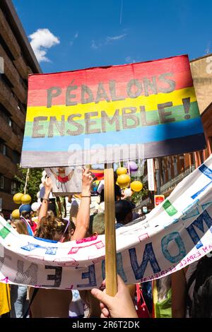 Un écriteau, pédalez ensemble ! PRIDE Toulouse, la Marche de la fierté de Toulouse 28th, pour marquer le 10th anniversaire de la loi « le pays pour tous ». France, Toulouse le 10 juin 2023. Photo de Patricia Huchot-Boissier/ABACAPRESS.COM Banque D'Images