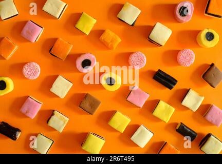 confiseries à base de réglisse disposées en rangées, aliments sucrés multicolores et colorés, bonbons ou concept de bonbons, plat Banque D'Images