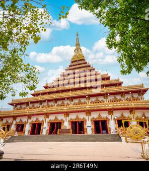 Belle pagode sacrée dorée ancienne de Phra Mahathe Kaen Nakhon dans la province de Khon Kaen, Thaïlande. Où les reliques de Bouddha et de Bud important Banque D'Images