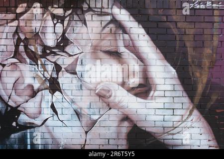 Le graffiti de la femme craquée se trouve à Carpenters Lane, à l'angle d'Oak Street dans le quartier nord de Manchester, au Royaume-Uni L'artiste est Liam Bononi. Banque D'Images