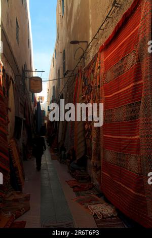 Vente de tapis dans les ruelles de la vieille ville d'Essaouira Maroc Banque D'Images