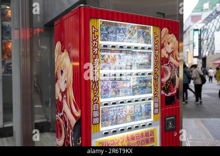 17 mars 2023, Osaka, Japon: Un distributeur automatique vendant des cartes de commerce d'anime sur une rue commerçante shotengai avec de nombreux restaurants et magasins dans Dotonbori, un quartier animé commercial, touristique et de vie nocturne. ..économie japonaise, petite entreprise. (Credit image: © Taidgh Barron/ZUMA Press Wire) USAGE ÉDITORIAL SEULEMENT! Non destiné À un usage commercial ! Banque D'Images