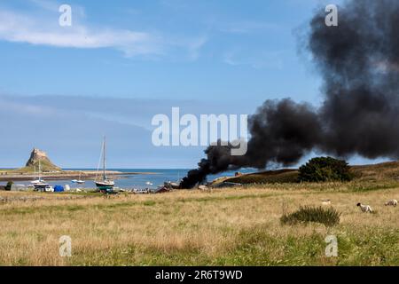 Le feu sur l'Île Sainte de Northumberland Lindisfarne Banque D'Images