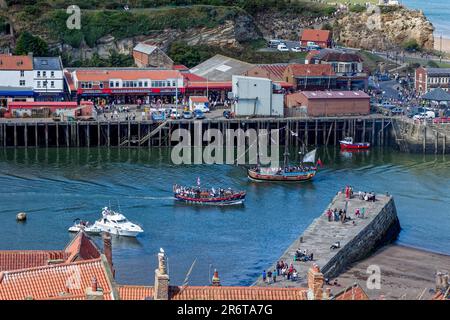 WHITBY, NORTH YORKSHIRE/UK - Août 22 : Vue sur le port de Whitby dans le Yorkshire du Nord le 22 août 2010. Des personnes non identifiées Banque D'Images