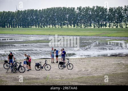 NOUVEAUX-NOMS - visiteurs à la journée portes ouvertes du Hedwige-Prosperpolder (l'ancien Hedwigepolder). Dans la zone déposée, le parc naturel Groot Saeftinghe devrait éventuellement être créé, dans lequel la marée de l'ebb et de l'écoulement façonne la nature. Beaucoup de commotion a précédé le dépolissage de la région. ANP ROBIN UTRECHT pays-bas - belgique sortie Banque D'Images